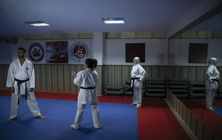 <p><strong>"Karate hayatımı tamamen değiştirdi"</strong></p>

<p> </p>

<p>Normal bir çocuğun yaşamayacağı şeyler yaşadığını anlatan Sümeyye,<strong> "Karate hayatımı tamamen değiştirdi. Milli takım adına çok küçük yaşta tek başıma yurt dışına çıktım. Sonrasında okulda beden eğitimi öğretmenliği seçtim. Yani hayatımda tamamen spor var. Türkiye şampiyonluğu ve ikinciliğim var. Küçük yaşta Balkan Şampiyonası'na gittim. Ama orada derece yapamadım. Diskalifeye edilmiştim."</strong> diye konuştu.</p>
