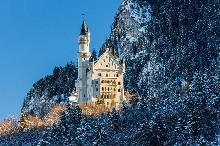 <p>Neuschwanstein Şatosu, Almanya</p>
<p>Walt Disney’in dünyaca ünlü şatosuna ilham veren Neuschwanstein Şatosu, Bavyera’dan başlayıp Füssen’de son bulan ‘Romantik Yol’un en görülmeye değer yapısı. 19. yüzyılda, on sekiz yaşında tahta geçen Kral II.Ludwig tarafından yaptırıldı.</p>