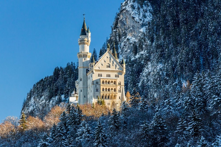 <p>Neuschwanstein Şatosu, Almanya</p>

<p>Walt Disney’in dünyaca ünlü şatosuna ilham veren Neuschwanstein Şatosu, Bavyera’dan başlayıp Füssen’de son bulan ‘Romantik Yol’un en görülmeye değer yapısı. 19. yüzyılda, on sekiz yaşında tahta geçen Kral II.Ludwig tarafından yaptırıldı.</p>
