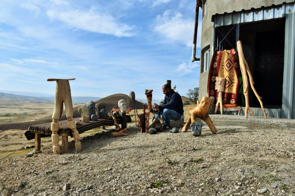 <p>Bazı ağaçlar bana 'yanıp kül olmak istemiyorum' diyor sanki. Fırına ekmek almaya gittiğimde gördüğüm bir ağaç dikkatimi çekti. Fırıncıdan ona heykel yapmak için istedim. Fırıncı önce güldü, sonra ağacı verdi. O ağaçtan güzel bir heykel yaptım."</p>
