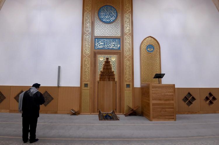 <p>Destek verenler Cami projesinin belli bir bakış açısına hapsedilmediğinin altını çizen Tos, "Bu proje, bütün insanların katkı sağlayabileceği, doğru ve iyilik adına herkesin içerisinde bulunabileceği bir proje.</p>