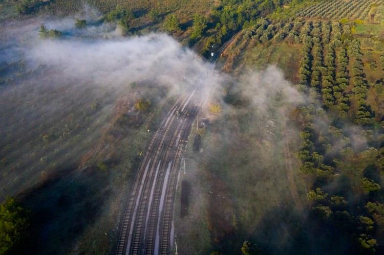 <p>Aydın yöresinde üretilen sanayi ve ticari malların İzmir limanına ulaştırılması için yaptırılan ve o dönem 130 kilometre uzunluğundaki hat günümüzde ise yolcu taşımacılığında önemli bir rol üstleniyor. Tarihi İzmir-Aydın demir yolu hattında seyahat etmenin kendisini geçmişe götürdüğünü belirten Bozkurt, sözlerini şöyle tamamladı:</p>

<p> </p>

<p>"Otomobille de seyahat ediyoruz ama nostalji yaşamak için treni tercih ediyorum. Doğayı seyrederek birçok yerlerden geçiyoruz ve çok rahat. Hoşuma gidiyor, çok keyifli. Evime biraz geç olsa da huzurlu ve mutlu gidiyorum. Bu yüzden gidip gelirken sürekli treni tercih ediyorum."</p>
