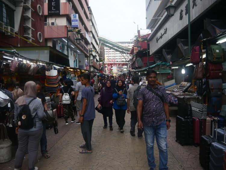 <p>China Town'da alışverişe uygun epey dükkan var ve fakat Malezya genelinde alışveriş yaparken pazarlık etmeyi asla unutmamalısınız.</p>
