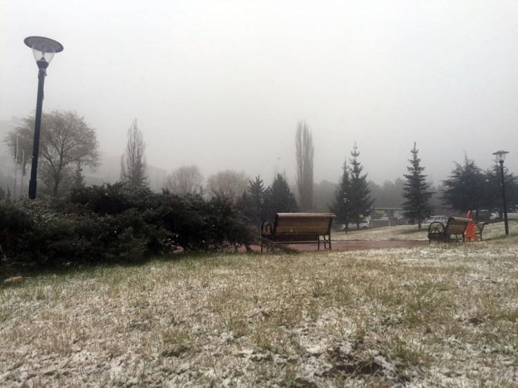 <p>Yurda Balkanlardan giriş yapan kar Edirne ve ilçelerinde etkili oluyor. Meteoroloji'den aktarılan bilgiye göre bugün İç Anadolu Bölgesi'nde beklenen kar yağışı Ankara'da etkili olmaya başladı.</p>

