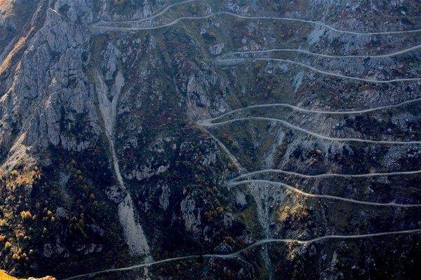 <p>Dünyanın en zorlu yollarını tanıtan bir internet sitesince "dünyanın en tehlikeli yolu" olarak seçilen Trabzon-Bayburt arasındaki dağ yamaçlarından geçen Derebaşı Virajları, macera severleri bekliyor. </p>

<p> </p>

