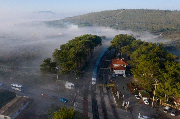 <p>Türk demir yolu serüveni, bir İngiliz şirketine verilen imtiyazla 163 yıl önce ilk demir yolu hattı olan 130 kilometrelik İzmir-Aydın hattının temelinin atılmasıyla başladı.  Yapımı 7 Haziran 1866 tarihinde tamamlanarak hizmete giren İzmir-Aydın hattı 1935 yılında millileştirilerek Türkiye Cumhuriyeti Devlet Demiryolları'na devredildi.</p>
