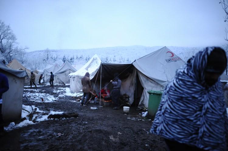 <p>Yetkililer, aylardır içme suyu bulunmayan, etrafta çöpten yığınların oluştuğu, karın da yağmasıyla oluşan çamurda yürümenin dahi zor olduğu kampın başka bir bölgeye taşınması için çağrıda bulunsa da henüz bu konuda atılmış somut bir adım bulunmuyor.</p>