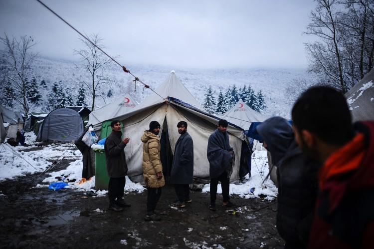 <p>Kampta kısıtlı imkanlarla yöresel yemekler pişiren göçmenler ise başka bir bölgeye taşınmayı değil, sadece sınırın açılmasını ve ilerlemelerine izin verilmesini bekliyor.</p>