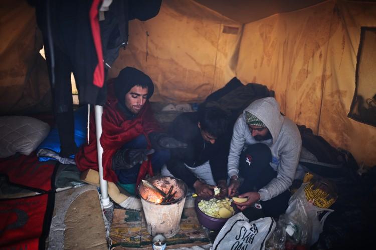 <p><strong>Yardım değil, kapıların açılmasını istiyorlar</strong></p>

<p>Afganistan'dan gelen Muhammed, şu an için en büyük sorunlarının soğuk hava ve kar yağışı olduğunu belirterek 2 gündür geceleri hava sıcaklığının sıfırın altına düşmesi nedeniyle çok üşüdüklerini söyledi.</p>
