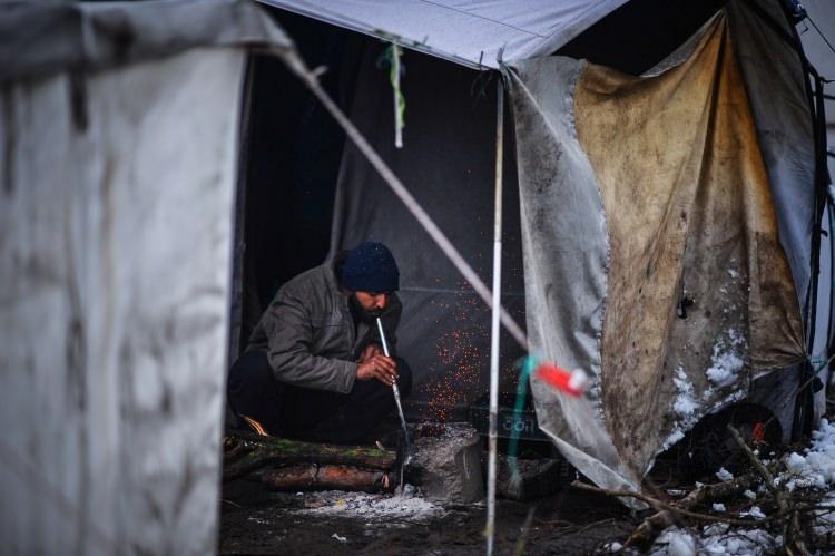 <p>Karın yağması ve havaların soğuması nedeniyle kamptaki çok sayıda kişinin hastalandığına dikkati çeken Muhammed, yoğun kar yağışı nedeniyle bazı çadırların da çöktüğünü ve hayatın kendileri için daha da zorlaştığını kaydetti.</p>
