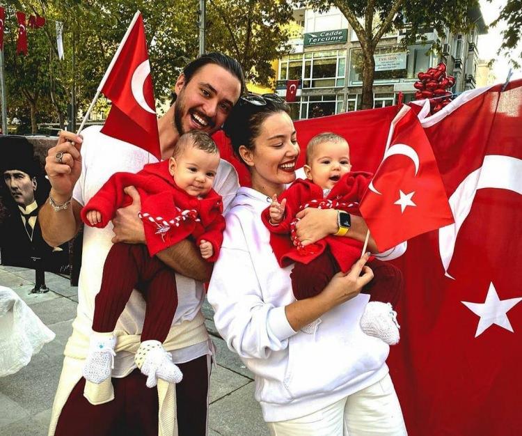 <p>İkizleriyle sosyal medyada sık sık paylaşım yapan çift ilgi odağı oldu. </p>
