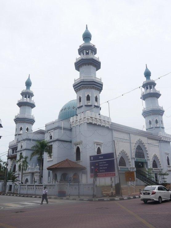 <p>Masjid India Klang bölgede çoğunluğu Hintlilerin oluşturduğu bölgede, Müslümanların ibadethanesi olarak dikkat çekiyor.</p>