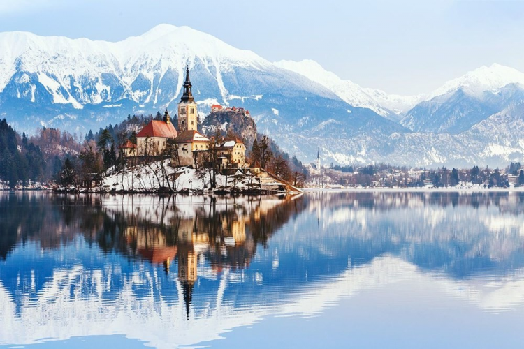 <p><strong>Bled, Slovenya</strong></p>
<p>Alpler’in arasına gizlenmiş bir buzul gölüne de ev sahipliği yapan Slovenya’nın Bled kasabası, gölün ortasındaki minicik adasıyla sevimli bir masal karesini andırıyor.</p>