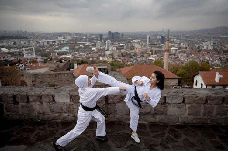 <p>"Karateyi seçtiğim için mutluyum. Vücudumun elverdiği sürece müsabık olarak devam etmeyi hedefliyorum. Karateci ailenin içinde olmak güzel bir duygu. Aklıma takılanları antrenörüm, aynı zamanda babam olduğu için sorabiliyorum. Elimizin altında bir salon var. İstediğimiz her saatte antrenman yapabiliyoruz. Bunlar her zaman bizim artılarımızdı. Karatenin benim hayatımı çok güzel bir şekilde etkilediğini düşünüyorum. Çünkü karate yaparak göremeyeceğim yerleri gördüm. Yurt içi ve yurt dışında farklı turnuvalara gidiyoruz. Milli takımın parçası oluyorsun. Ülkeni temsil ediyorsun. Bu çok güzel. Aynı şekilde öz güvenin gelişiyor. Binlerce kişinin olduğu bir salonda herkesin seni izlemesi çok güzel bir duygu. Aynı zamanda sağlıklı bir bedene sahip oluyorsun. Kültürel ve her açıdan insanı geliştirdiğini düşünüyorum.</p>

<p> </p>
