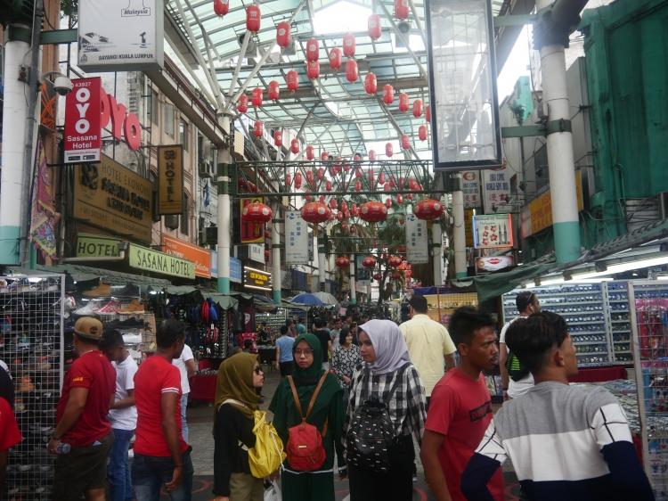 <p>China Town'da yürürken ünlü markaların tasarımlarına epey yakın ve çok daha düşük fiyatlarda ürünler, saatler, çantalar bulabilirsiniz.</p>
