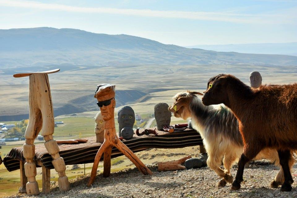 <p><strong>"Bazı ağaçlar bana 'yanıp kül olmak istemiyorum' diyor sanki"</strong></p>
<p>Yalçın, AA muhabirine yaptığı açıklamada, koyunları otlattığı sırada görüntüsünden etkilendiği bir taşı işlemeye başlamasıyla heykele olan ilgisinin başladığını söyledi. </p>