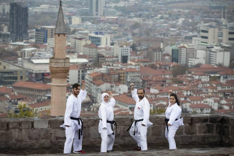 <p>Eski milli karatecilerden Cengiz Çınar'ın eşi Sema ve çocukları milli sporcular Enes ve Sümeyye kendisinin izinden gidiyor.</p>
