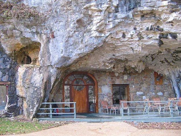 <p><strong>Beckham Creek Cave Lodge, Parthenon, Arkansas</strong></p>
