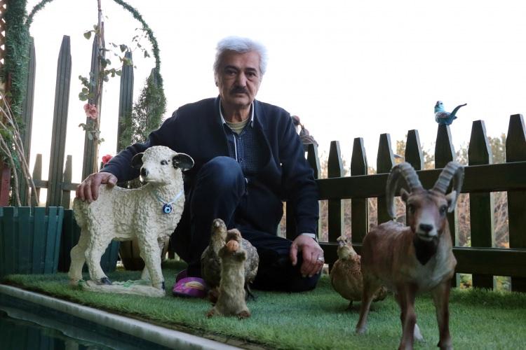 <p>Çocukluğundan bu yana biriktirdiği renkli ve desenli çok sayıda taş ile balkonda bir de şelale yaptırdığını anlatan Arda, "İki yılda balkon böyle yeşil bir hale geldi. Bunlar daha da yetişecek. Bahar gelince yeni güllerimiz, çiçeklerimiz açacak, terasımız daha güzel olacak." dedi.</p>