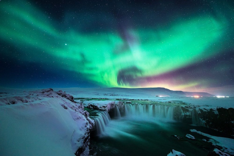 <p><strong>Godafoss Şelalesi, İzlanda</strong></p>
<p>Kar manzarası dendiğinde akıllara ilk gelen yerlerden biri olan İzlanda, buz gibi soğuk havasına rağmen gökyüzünde renk şovu sunan Kuzey ışıklarıyla her yerde deneyimleyemeyeceğiniz bir tatil fırsatı sağlıyor.</p>