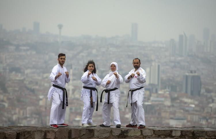 <p>Hocası Oğuz Öktem ile 1980 yılında karate serüvenine başlayan Cengiz Çınar, bugüne kadar ara vermeden branşı daha ileriye taşıyabilmek için uğraş verdi.</p>

<p>İlk müsabakasına 1986 yılında çıktığını hatırlatan baba Çınar, AA muhabirine yaptığı açıklamada, ilk birinciliğini elde ettiğinde 18 yaşında olduğunu söyledi. Daha sonra Türkiye Büyükler Şampiyonası'na katıldığını aktaran Cengiz Çınar, "Orada ilk kez Türkiye üçüncüsü oldum. Bu dereceden sonra milli takıma çağrıldım. O sürede 2002'ye kadar müsabakalara katıldım." diye konuştu.</p>
