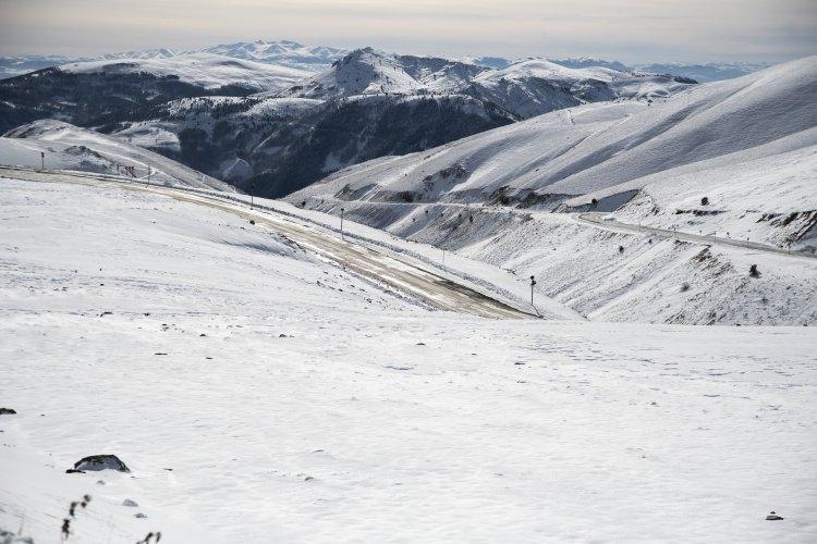 <p>Bölgeleri bağlayıp ekonomiye katkı sağlayacak</p>

<p>AK Parti Giresun Milletvekili Cemal Öztürk, AA muhabirine yaptığı açıklamada, Eğribel tünelinin Giresun'u güneydeki ilçelere, Karadeniz'i de İç Anadolu'ya bağlayan kara yolunda inşa edildiğini söyledi.</p>
