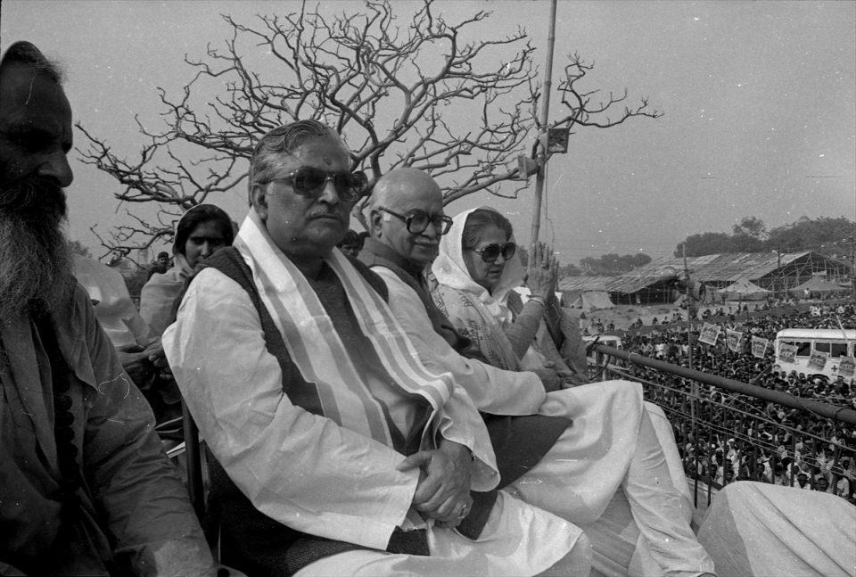 <p><strong>Ramayana dizisi dönüm noktası oldu</strong></p>
<p><br />
Dönemin önemli dizilerinden Ramayana, devlet kanalı Doordarshan'da 1987'de başladı ve 18 ay boyunca devam etti.</p>
<p>Pazar günleri verilen ve 78 bölüm halinde yayınlanan diziyle birlikte Tanrı Rama ve hikayesi, milyonlarca Hindu'nun evine girerek somut bir olay haline dönüştü.</p>
<p>Medyada, Hinduların, dizi yayınlanmadan önce televizyonlara çiçek astığı ve tütsü yaktığına ilişkin haberler çıktı. Tanrı Rama'yı canlandıran dizinin başrol oyuncusu Arun Govil, verdiği demeçlerde, ziyaret ettiği bölgelerde ellerine ve ayaklarına dokunmak isteyen yüzlerce kişi olduğundan bahsetti.</p>
