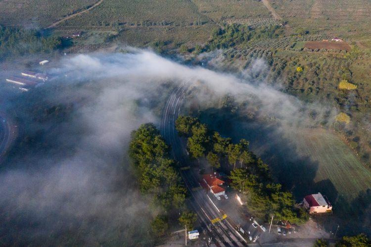 <p>Yolculuk keyifli hale geliyor</p>

<p>Trenle seyahat eden Yaşar Özyaman, AA muhabirine yaptığı açıklamada, İzmir'de oturduğunu ve ortalama her hafta Aydın'ın Söke ilçesine gittiğini söyledi. </p>

<p> </p>

<p>Bu yolculuklarda daha çok demir yolunu tercih ettiğini anlatan Özyaman, "Çok rahat, huzurlu ve ekonomik olduğu için demir yolunu tercih ediyorum. Yolculuk boyunca doğayı huzurlu bir şekilde izliyorum, çok keyifli bir yolculuk oluyor. Bunun için yıllardır treni tercih ediyorum." dedi.</p>
