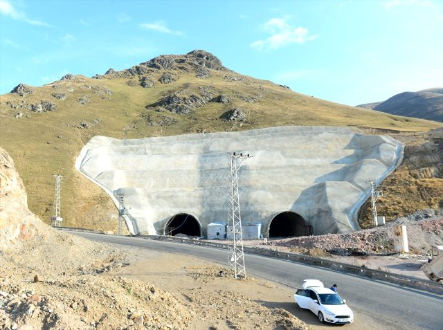 <p>Tünel inşaatının 2021 sonuna doğru bitirilmesinin hedeflendiğini dile getiren Öztürk, "Bu, Giresunluların en önemli projelerinden biriydi. Bu projeye destek veren Sayın Cumhurbaşkanımıza, Ulaştırma ve Altyapı Bakanımıza, Karayolları Genel Müdürümüze müteşekkiriz, Giresun'un rüya projelerinden biriydi." diye konuştu.</p>