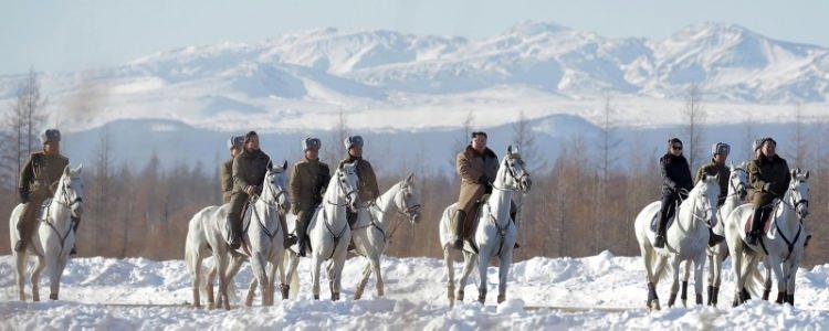 <p>KCNA, açılışı havai fişeklerle kutlanan şehrin halka mutluluk verdiğini ve herkesin sevinçten dans ettiğini bildirdi. 'Sosyalist ütopya' olarak inşa edilen kentte 4 bin aile için konut ve 380 kamu binasının yanı sıra 1 kayak tesisi, oteller, kültür merkezleri ve hastaneler bulunuyor.</p>
