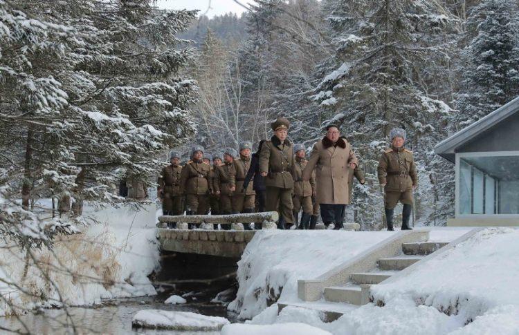 <p>Bu kişiler, kentin inşaatında görev alan gençlerin üniversiteye girme ya da İşçi Partisi'ne üye olma vaadiyle 10 yıl süreyle günde 12 saat çalıştırıldığını, bu kişilere ücret ödenmediğini ve az miktarda yemek verildiği savundu.</p>
