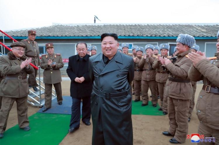<p>Kuzey Kore lideri Kim Jong-un'un hayallerindeki şehrin açılışı havai fişeklerle kutlandı.Halk, liderleri Kim Jong-un'u bayraklarla ve sevinç gösterileriyle karşıladı. Malzeme eksikliği nedeniyle sık sık duran, okul çocuklarının yaz tatillerinde çalıştırıldığı inşaat 10 yıl sürdü.</p>

<p>Kuzey Kore lideri Kim Jong-un, sosyalizmin gücünü yansıtması için atalarının geldiğine inanılan kutsal Paektu Dağı'nın yakınına bir şehir inşa edilmesini istemişti.</p>
