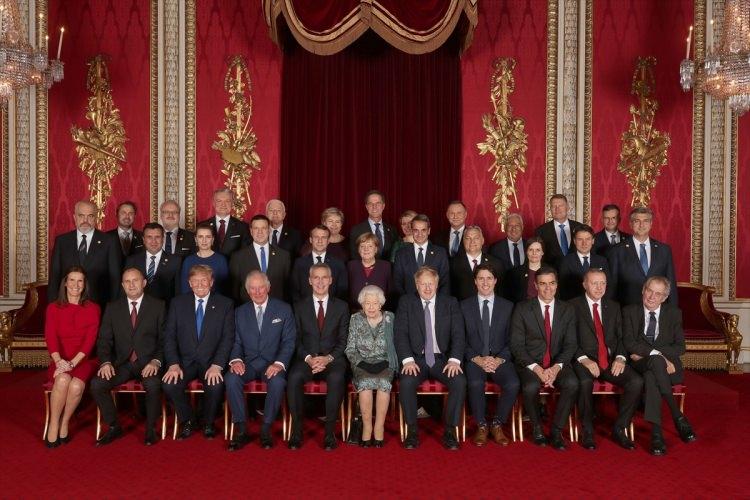 <p>Cumhurbaşkanı Recep Tayyip Erdoğan, İngiltere Kraliçesi 2. Elizabeth tarafından NATO'nun 70'inci yılı dolayısıyla heyetler onuruna verdiği resepsiyona katıldı. Resepsiyona katılan liderler aile fotoğrafı çektirdi.</p>
