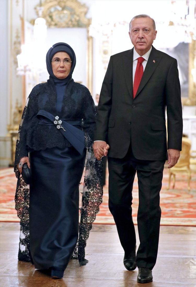 <p>Cumhurbaşkanı Recep Tayyip Erdoğan, İngiltere Kraliçesi 2. Elizabeth tarafından NATO'nun 70'inci yılı dolayısıyla heyetler onuruna verdiği resepsiyona katıldı. Erdoğan, Buckingham Sarayı'ndaki resepsiyona, eşi Emine Erdoğan ile geldi.</p>