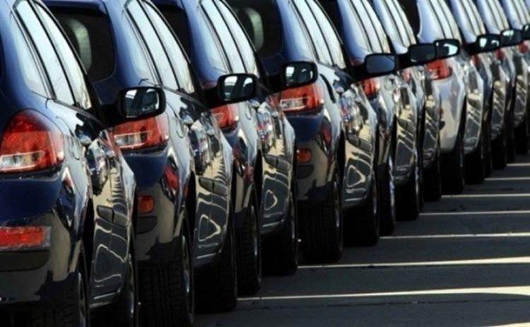 <p>2019 Ekim ayı sonunda otomobil pazarı segmentinin %85,8’sini vergi oranları düşük olan A, B ve C segmentlerinde yer alan araçlar oluşturdu. Segmentlere göre değerlendirildiğinde, en yüksek satış adetine %61,5 pay alan C (165.274 adet) segmenti ve ardından %24,0 pay ile B (64.498 adet) segmenti ulaştı.</p>

<p>2019 Ekim ayı sonunda otomobil pazarı kasa tiplerine göre değerlendirildiğinde, en çok tercih edilen gövde tipi yine Sedan otomobiller (%50,4 pay, 135.353 adet) oldu. Sedan otomobilleri %23,3 pay ve 62.548 adet satış ile SUV ,%22,5 pay ve 60.332 adet satış ile H/B kasa tipindeki otomobiller takip etti.</p>
