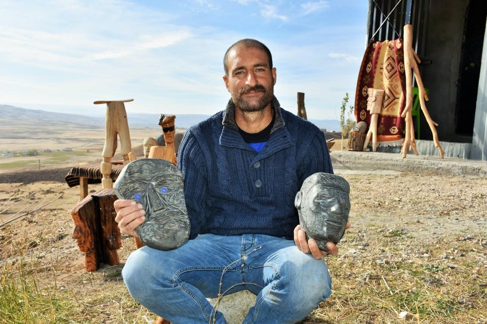 <p>"4 yıl önce çobanlık yaparken bir taş gördüm, sanki 'ben sıradan bir taş değilim' dercesine dikkatimi çekti. Onu alıp işlemeye başladım ve o günden sonra ağaçtan, taştan ve birçok atık malzemeden heykel yaptım. </p>
<p> </p>