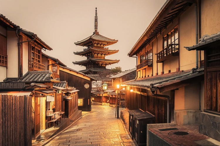 <p><strong>Kyoto, Japonya</strong></p>
<p>Japonya’nın başkenler başkenti olarak bilinen şehri Kyoto, genellikle bahar aylarında açan kiraz çiçekleriyle hafızalara kazınsa da, gizemli sokakları, insanlara unutulmaz keyifli anlar sunuyor.</p>