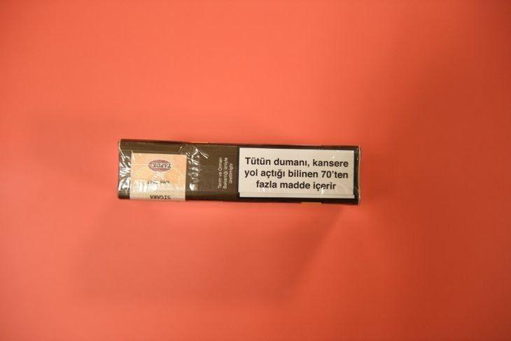 <p>Yeni düzenleme ile tütün mamulleri paketlerin rengi, "Pantone 448 C Mat" bitişli tek renk olarak belirlendi. Marka, ayırt edici ibare ve diğer zorunlu bilgilerin yazım şekli, rengi, konumu standart hale getirildi, markanın logosu, simgesi veya sair işaretleri kaldırıldı.</p>
