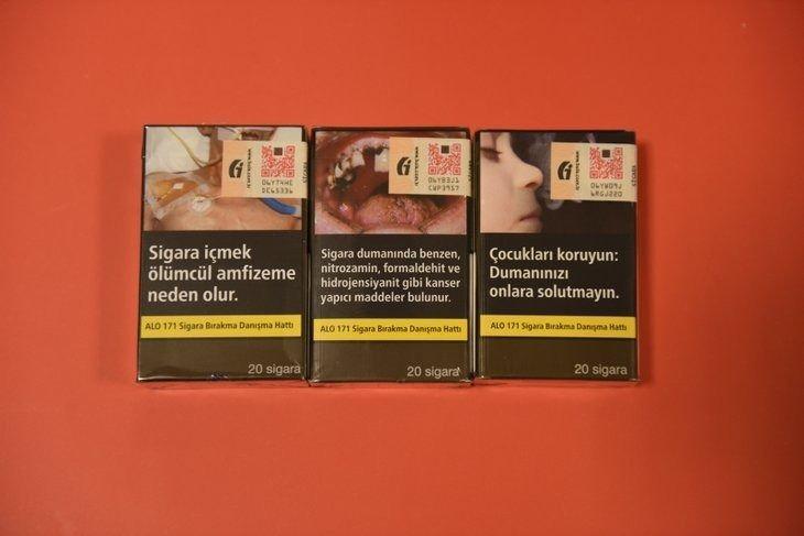 <p><strong>UYARI ALANI YÜZDE 85'E ÇIKARILDI</strong></p>

<p>Tek tip ve tek renk olacak paketler üzerindeki birleşik (resimli) sağlık uyarıları alanı yüzde 65'ten yüzde 85'e çıkarıldı, resimli uyarı paketin ön yüzeyi yanı sıra arka yüzeyine de konuldu. 14 yeni birleşik (resimli) sağlık uyarısı belirlendi. Bütün paketlerde yer alacak ibarelerden biri de birleşik (resimli) sağlık uyarıları içerisinde yer alan ''ALO 171 SİGARA BIRAKMA HATTI'' mesajı olacak.</p>
