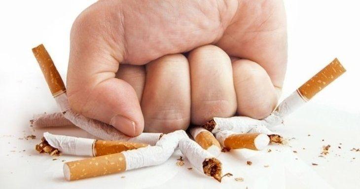 <p>Halihazırda mevcut sigara paketlerinin yan yüzeyinin birinde yüzde 10'unu kaplayan zifir, nikotin ve karbon monoksit bırakım değerlerine ilişkin bilgilendirme kaldırıldı, paketler üzerinde bulunan "18 yaşını doldurmayanlara satılamaz" şeklindeki uyarı, "18 yaşını doldurmayanlara satışının cezası hapistir" şeklinde değiştirildi.</p>
