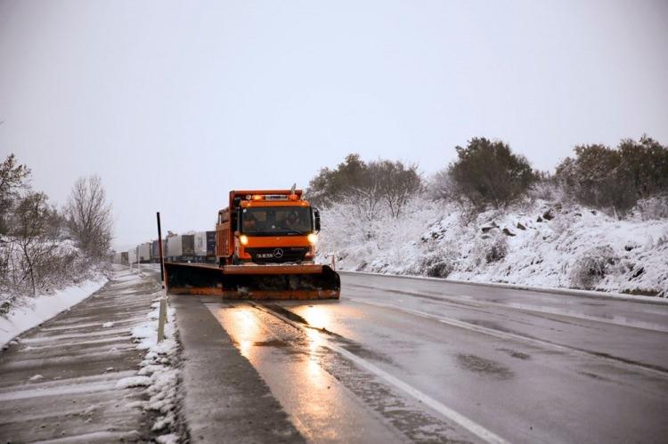 <p>EDİRNE</p>

<p>Edirne ve ilçelerinde başlayan kar yağışı etkili oluyor. </p>

<p>Bulgaristan'a açılan sınır kapısı Hamzabeyli taraflarında Karayolları ekipleri, yolların kapanmaması için çalışma başlattı.</p>
