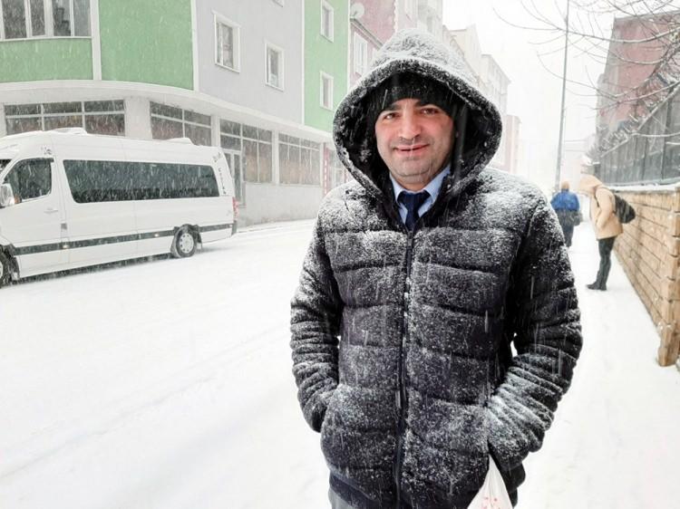 <p>ARDAHAN</p>
<p>Ardahan kent merkezinde sabah erken saatlerden itibaren yoğun kar yağışı etkili oldu.</p>