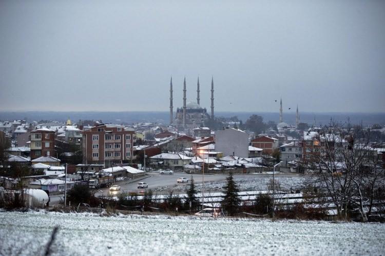 <p>Başkent'te sabaha karşı başlayan kar Çankaya ilçesindeki İncek, Ahlatlıbel ve Kepekli gibi yüksek rakımlı mevkilerde etkili oldu. Ankara Büyükşehir Belediyesi ekipleri, ana arterlerde ve mahalle aralarında tuzlama çalışması yaptı.</p>
