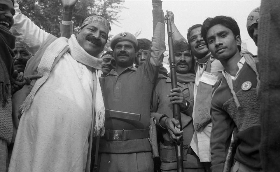 <p>1980'lerde Dünya Hindu Konseyi (VHP) ve Hindistan Halk Partisi (BJP) Faizabad'da bulunan (Yeni adı Ayodhya) araziye sahip olmak adına kampanya yürütmeye başladı. VHP ve Ulusal Gönüllüler Organizasyonu (RSS) gibi Hindu örgütlerinin öncülüğünü yaptığı gruplar, 80’li yılların sonunda, tapınak iddialarını yüksek sesle dile getirmeye başladı ve arazinin Hindulara verilmesi çağrısında bulundu.</p>
<p> </p>