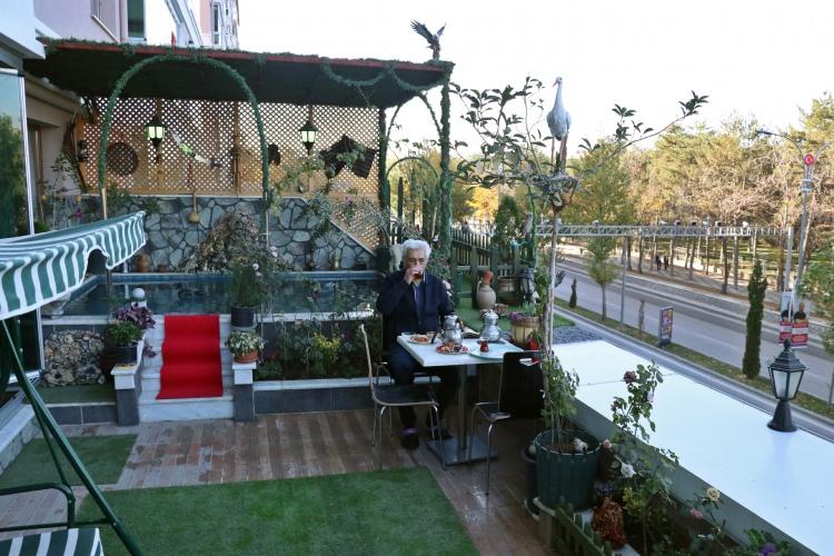 <p>Şehirde yaşam sürerken, doğa sevgisiyle ve çocukluğunda yaşadığı güzel hatıraları yad etmek için evinin terasına bu ortamı taşımak istediğini dile getiren Arda, "Doğayı, maviyi, yeşili, kuşları, hayvanları, ağaçları seviyorum. Doğanın her parçası benim için ayrı bir güzellik. Onun için doğanın bir parçasını terasıma getirdim. Kendime göre doğal bir yaşam ortamı oluşturdum. Havuzda yazın torunlarımla serinliyor, çiçeklere, ağaçlara, yapay hayvanlara ve taşlara baktığım zaman mutlu oluyorum." diye konuştu.</p>
