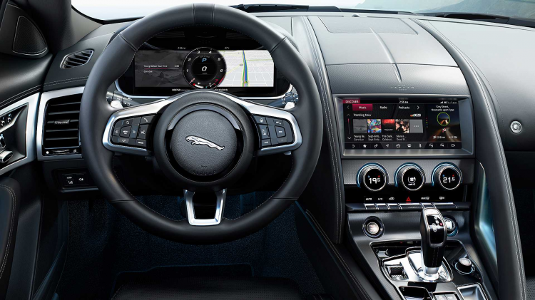 <p>İç mekânda makyaj operasyonu kendini daha çok hissettiriyor. 2020 F-Type, trendleri yakalayarak dijital gösterge paneli ve Appla CarPlay/Android Auto bağlantısı özellikli, kablosuz olarak güncellenebilen multimedya sistemi gibi yenilikler sunmaya başlamış.</p>
