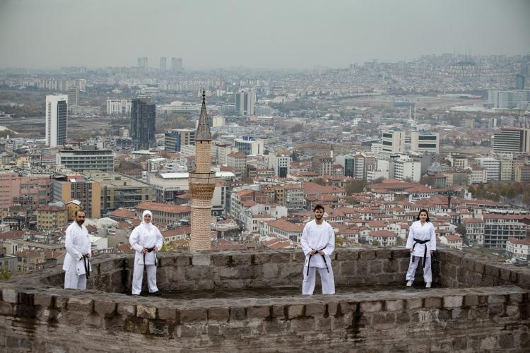 <p><strong>Güreşten karateye</strong></p>

<p>Halen Türkiye Karate Federasyonu (TKF) Türkiye Olimpiyat Hazırlık Merkezi (TOHM) Genel Koordinatörü olan Cengiz Çınar, çocukluğunda 2 yıl süreyle güreşle ilgilendiğini ancak yaşadığı bir olay sonrasında karateyi tercih ettiğini kaydetti.</p>
