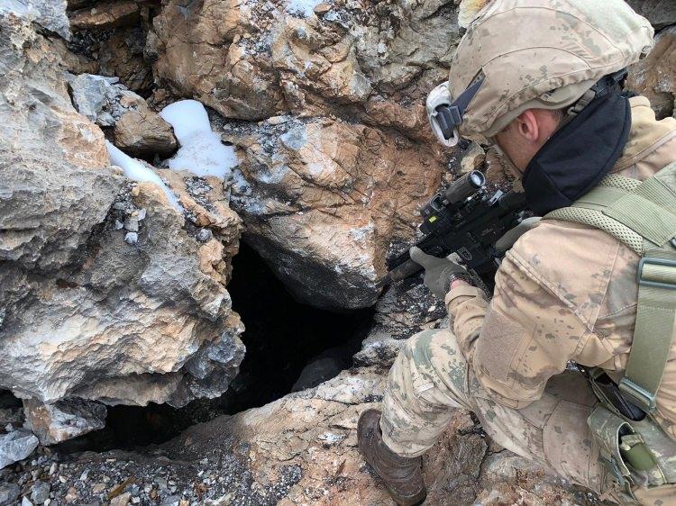 <p>Siirt Valiliğinden yapılan açıklamada, İl Jandarma Komutanlığınca Baykan ilçesi Tandır Dağı Kalemis bölgesi jandarma sorumluluk alanında ‘Kıran Şehit Jandarma Uzman Çavuş Yasin Baran 2019-123 Operasyonu' icra edildiği belirtildi. </p>

<p> </p>
