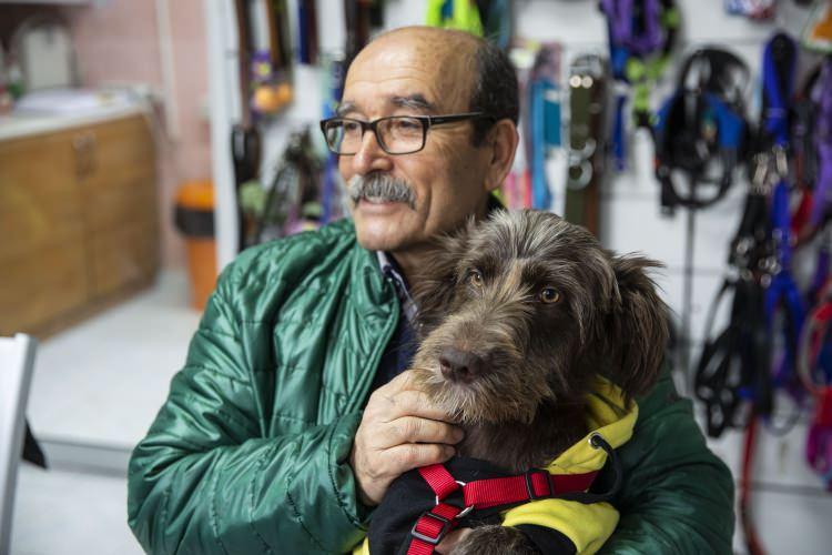 <p>- Köy evinde 9 hayvan besliyor </p>

<p>Hüdaverdi, AA muhabirine, uzun yıllardan beri köy evinde 4 köpek ve 5 kedi beslediğini, yolda gördüğü sokak hayvanlarını beslemek için de aracında mama ve çeşitli yiyecekler bulundurduğunu söyledi. </p>
