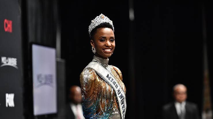 <p>Yarışmada finale kalan 10 isimden Güney Afrikalı Zozibini Tunzi seçildi. 2011'de Miss Universe tacını takan Leila Lopes’den bu yana kraliçe seçilen ilk siyahi oldu. </p>
